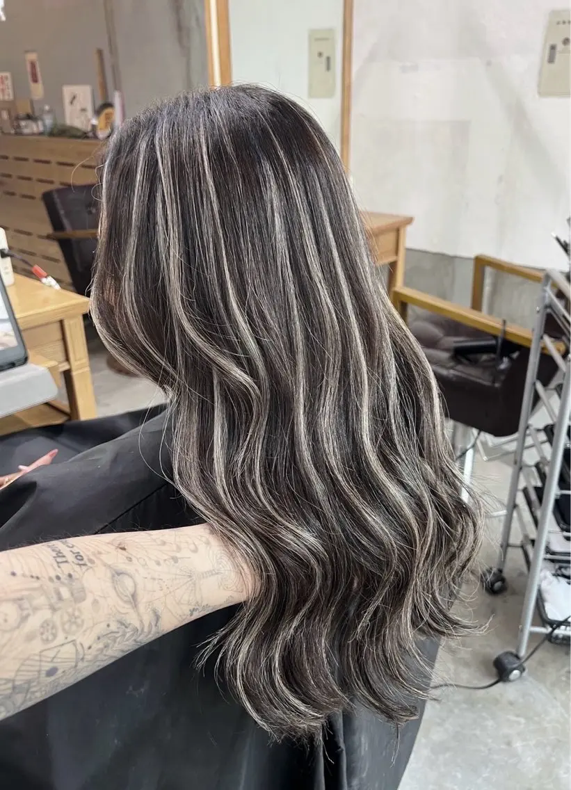 セミロング カラー ダークグレー ダークグレージュ グレージュ ハイライトカラー ハイライト ヘアカラー トリートメント 指名数No.1 /NAOYAのヘアスタイル