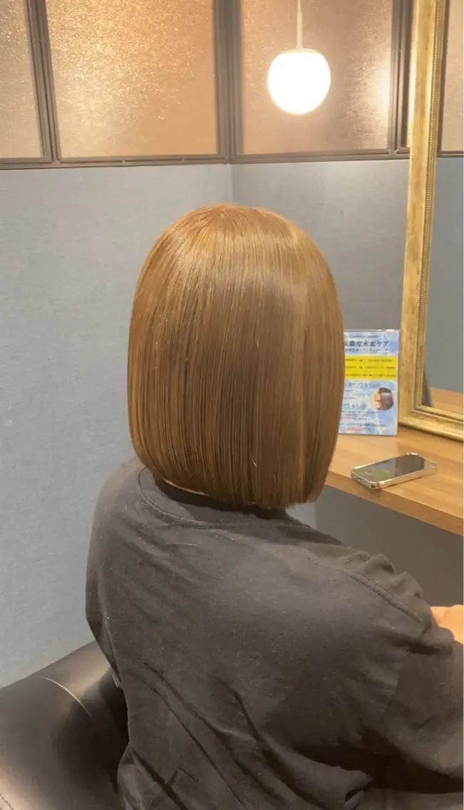 ミディアム ボブ 阪急箕面駅 艶カラー/縮毛矯正のヘアスタイル