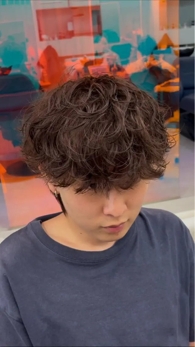 ショート カラー パーマ メンズ メンズパーマ プードルパーマ 学生(メンズ向け) スパイキーショート 波巻きパーマ カット パーマ シャドウパーマ/ ルーズパーマ/メンズのヘアスタイル