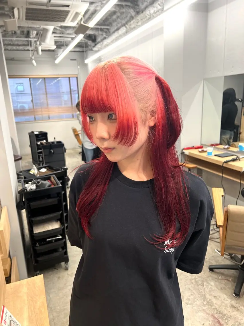 ロング カラー ピンクカラー レッドカラー ホワイトピンク ブリーチ毛の縮毛矯正 ハイトーン/岡本智樹のヘアスタイル