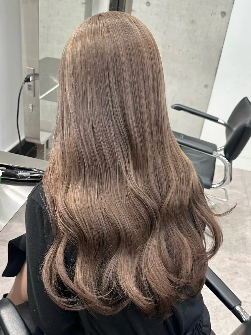 ロング カット ヘアカラー ツヤ髪ミルクティー ベージュ🪽/三藤のヘアスタイル