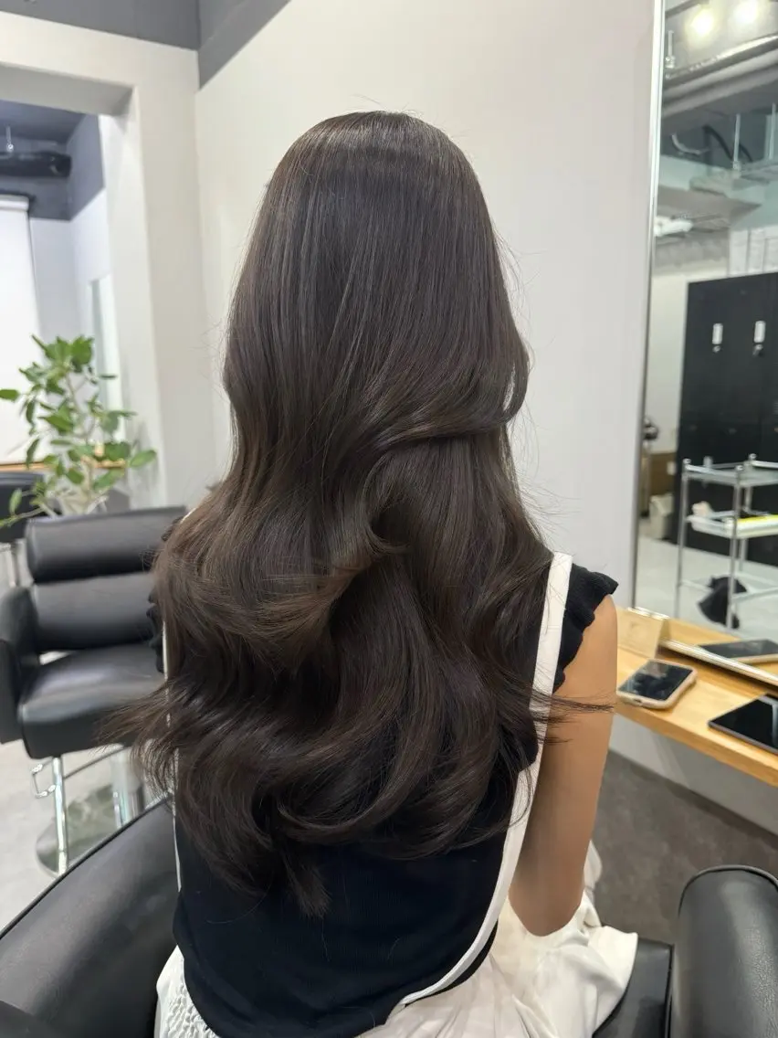 ミディアム カラー グレージュ レイヤーカット カット ヘアカラー トリートメント レイヤーカット 西村あきやのヘアスタイル