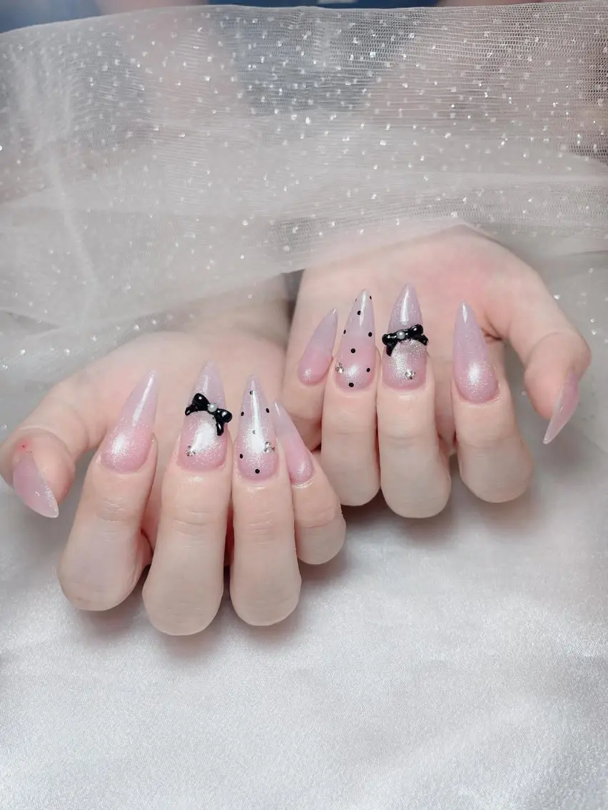 ネイル アートネイル ジェルネイル 韓国ネイル ニュアンスネイル ワンカラーネイル ハンドネイル Queen Nail Salonのネイルデザイン