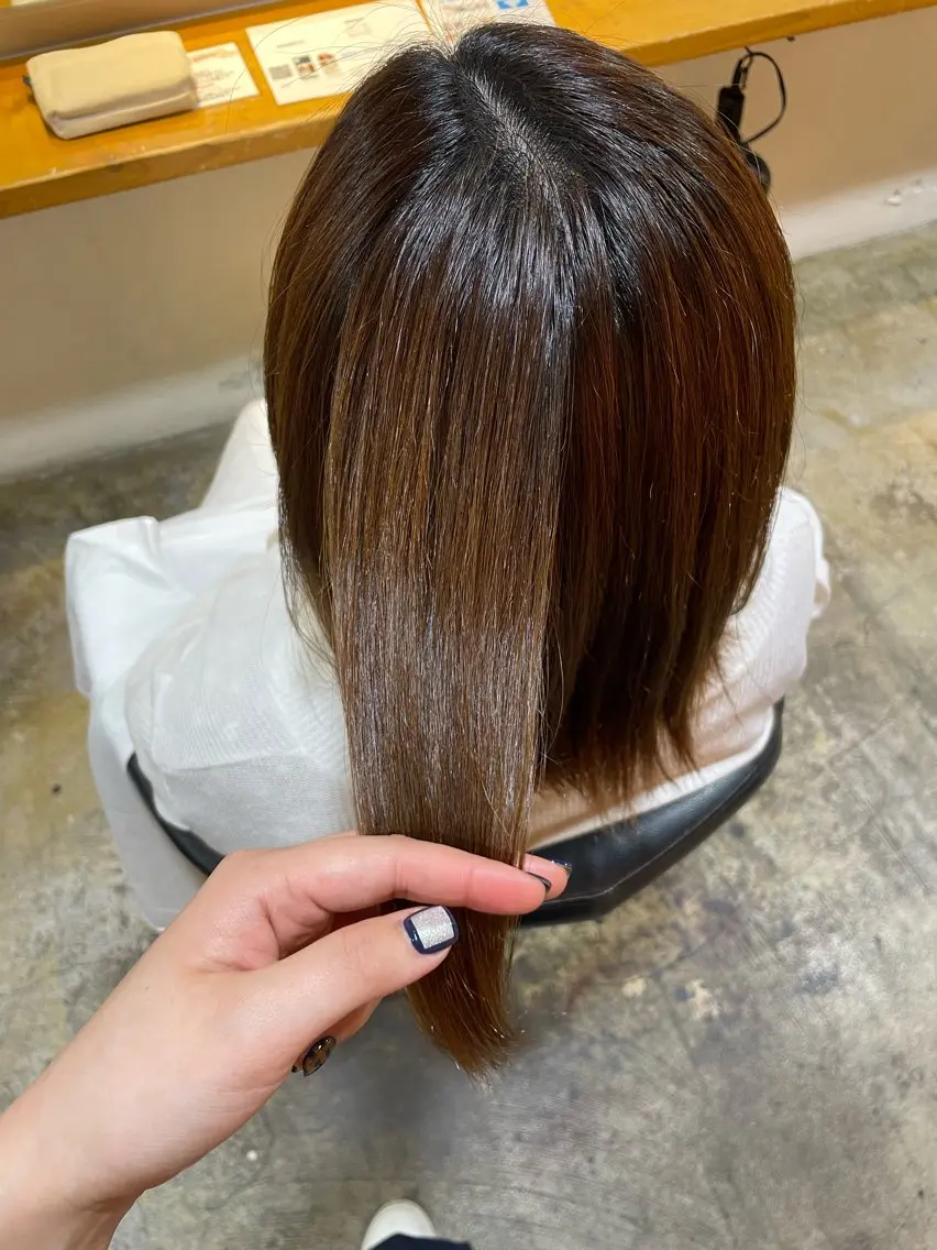 ミディアム パーマ 酸性ストレート ストレートパーマ カット 縮毛矯正 トリートメント MIOベージュカラー 柔らかいカラーのヘアスタイル