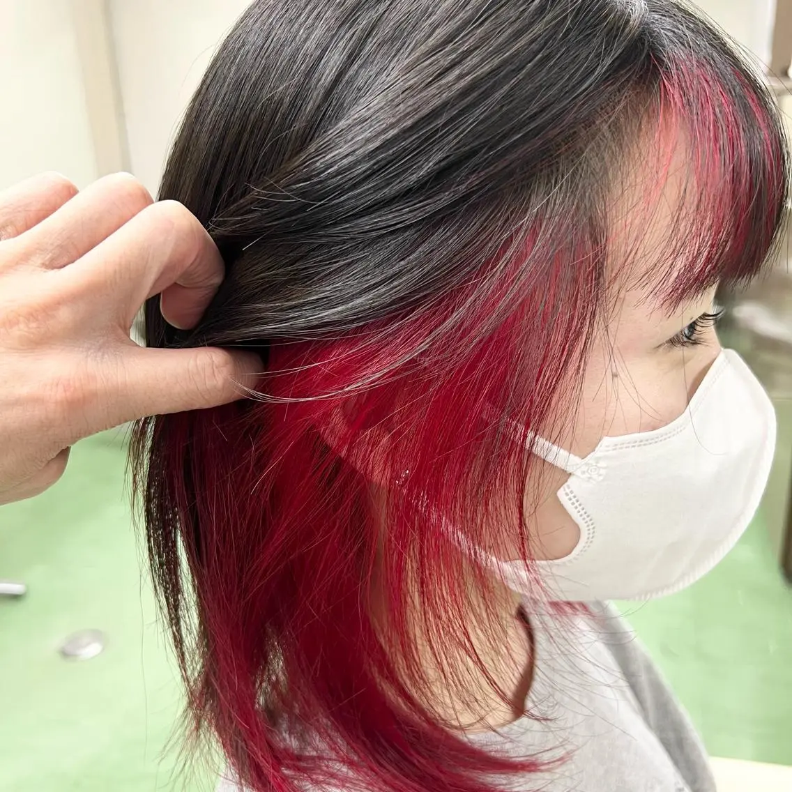 セミロング カラー インナーカラー レッドカラー カット ヘアカラー 甲田 豪徳のヘアスタイル