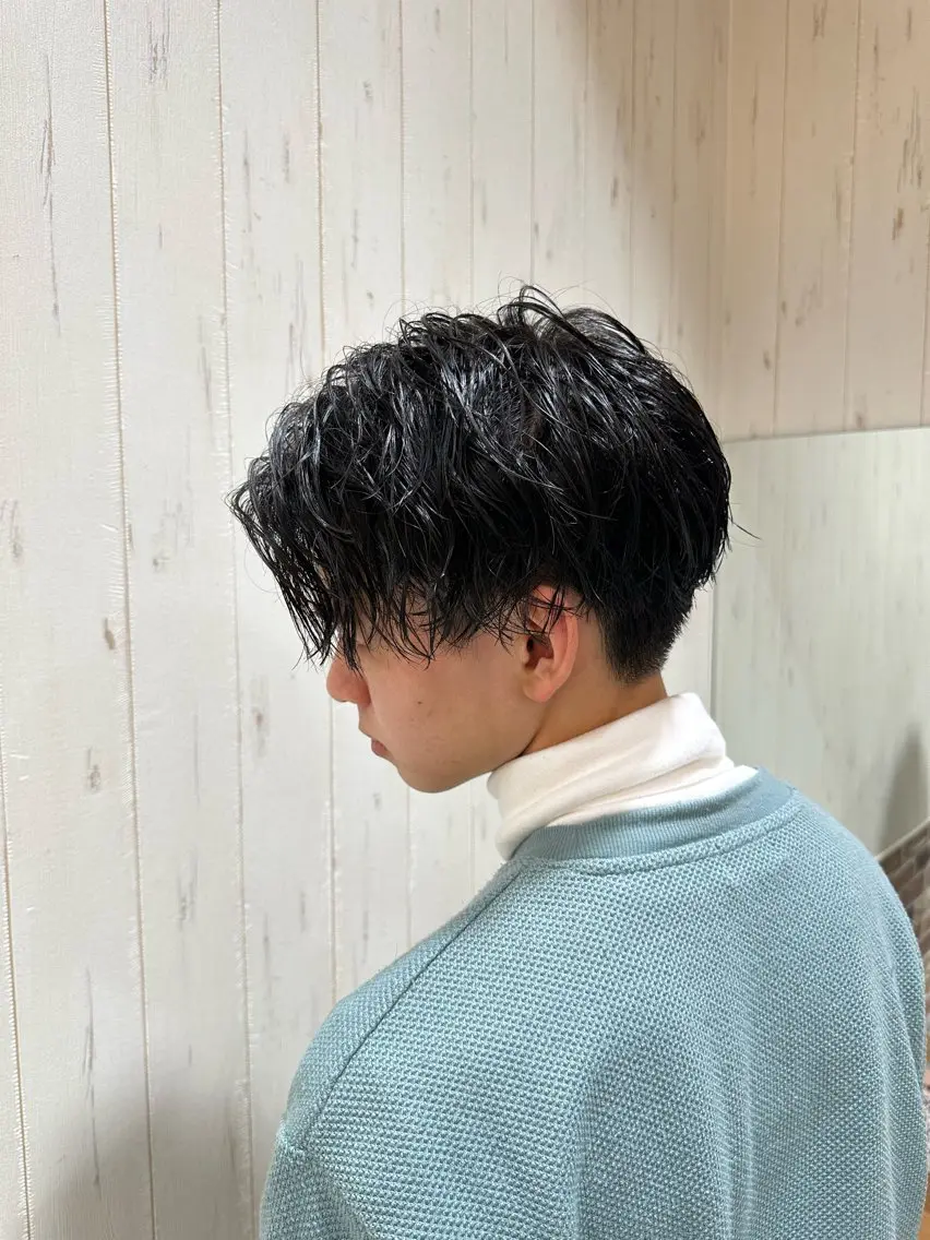 ミディアム パーマ メンズ ミディアムパーマ メンズブリーチ ダウンパーマ メンズハイライト メンズインナーカラー パーマ 中嶋 紘夢のヘアスタイル