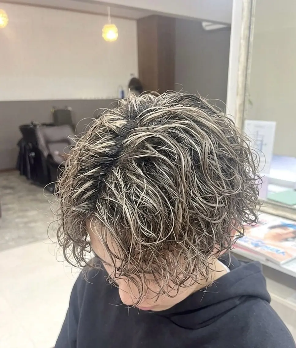 ショート カラー パーマ メンズ メンズメッシュ メンズパーマ 波巻きパーマ メッシュ KEN 🌟のヘアスタイル