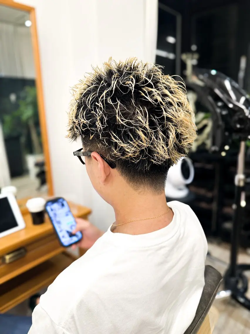 パーマ メンズ メンズパーマ スパイキーショート 刈り上げ カット パーマ ブリーチカラー🔥 パーマ【佐々木凌平】のヘアスタイル