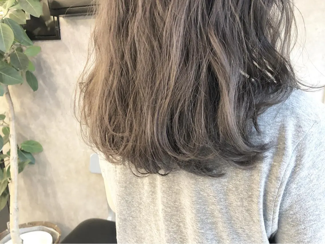 ミディアム カラー 顔周りレイヤーカット ブリーチminamiのヘアスタイル