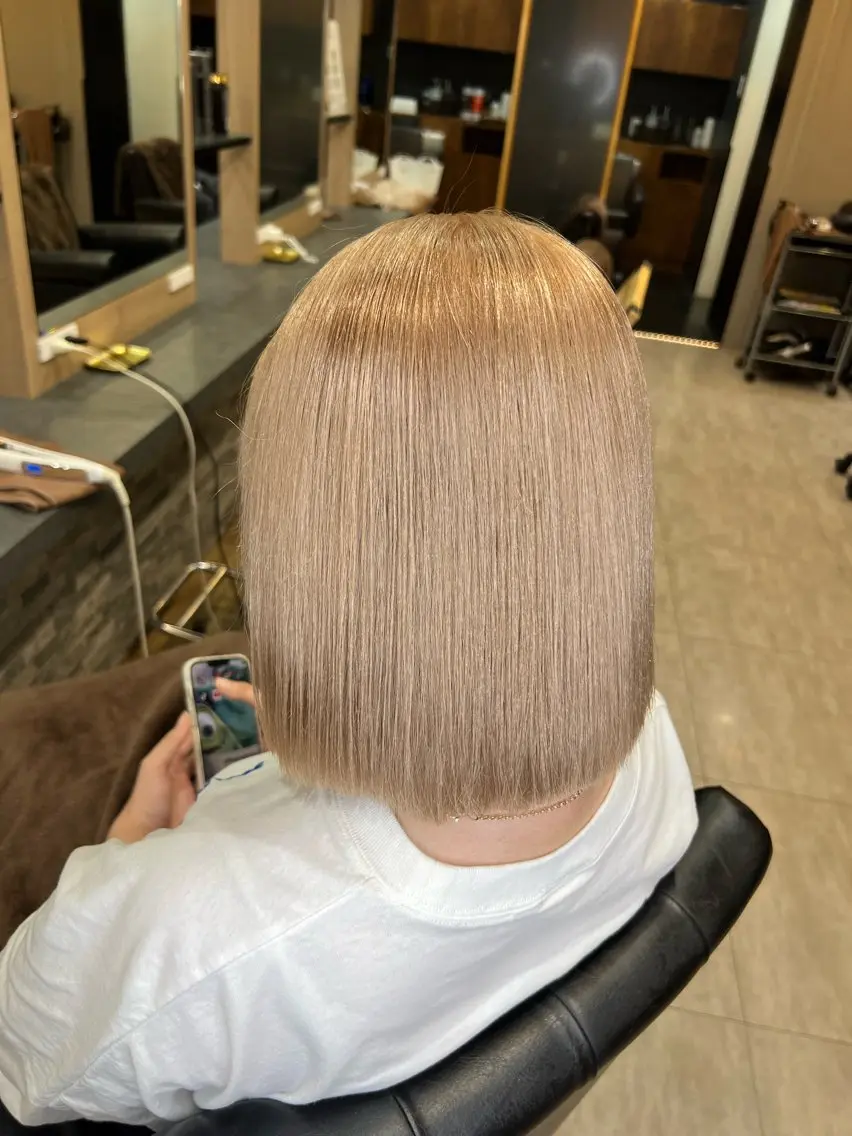 ショート カラー 切りっぱなしボブ ベージュカラー ブリーチ ハイトーンカラー ミルクティーベージュ カット ヘアカラー トリートメント 横浜/エクステ特化× 艶カラー/あいかのヘアスタイル
