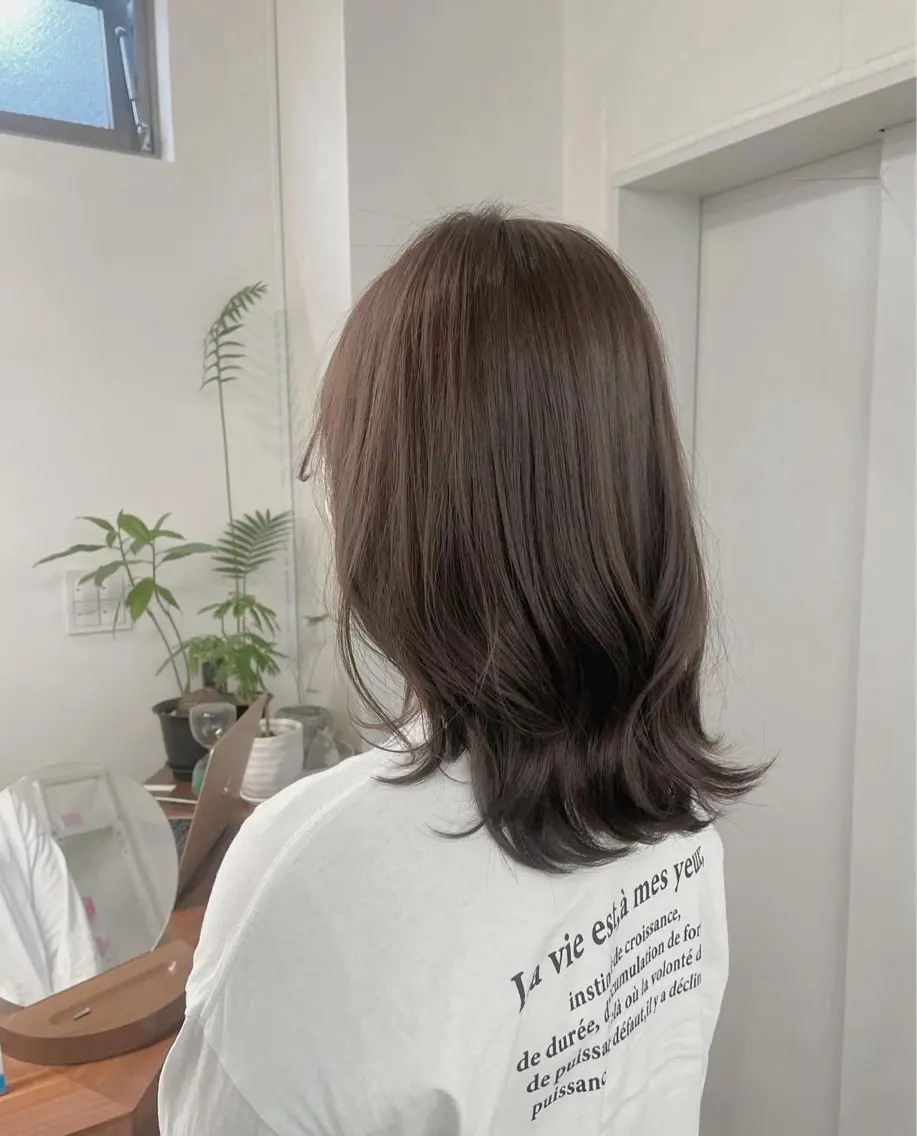 ミディアム カット ヘアカラー 顔まわりレイヤー 透明感カラー🩵🩵のヘアスタイル
