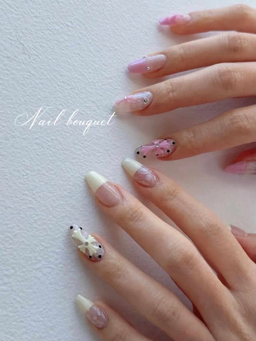 ネイル カジュアル ドット フラワーネイル フレンチネイル キラキラネイル ハンドネイル Nail bouquetのネイルデザイン