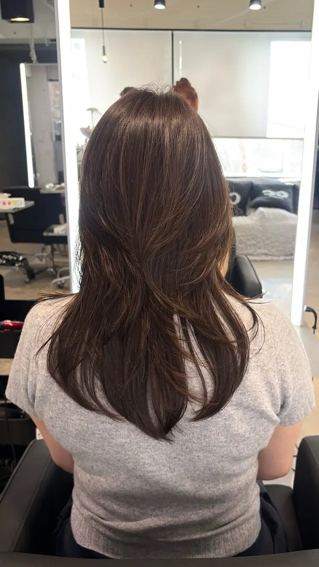 セミロング カラー アッシュ アッシュブラウン ブラウンカラー ハイレイヤー レイヤーカット カット ヘアカラー Airi 韓国y2k ハイレイヤーのヘアスタイル