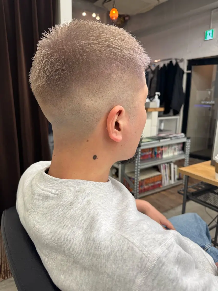 ショート カラー メンズ メンズブリーチ フェードカット メンズショート スキンフェード ベージュカラー カット ヘアカラー トリートメント 💈メンズ特化💈 TASUKUのヘアスタイル