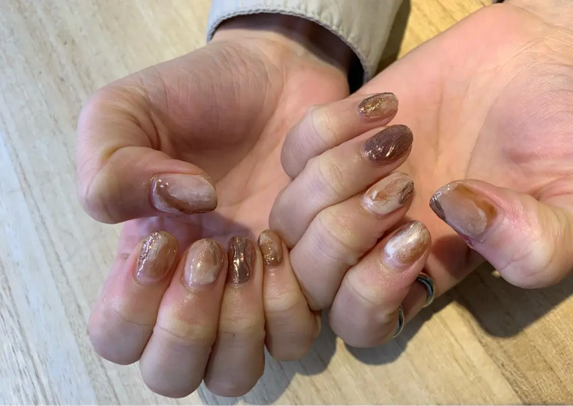 ネイル ブラウン ニュアンスネイル マキノ ユイのネイルデザイン