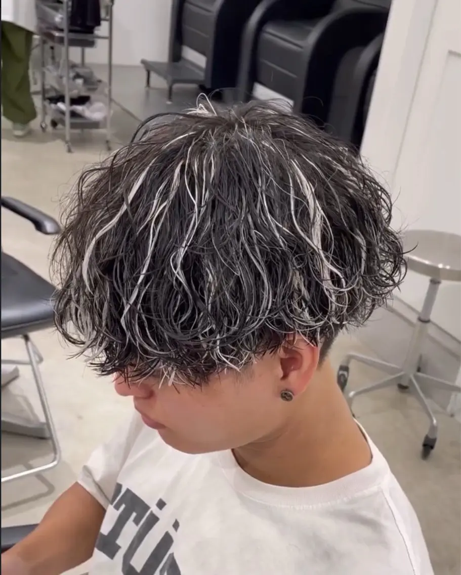 ショート カラー パーマ メンズ キッズ メンズハイライト メンズパーマ 波巻きパーマ ハイライトカラー ハイライト 栄💗スパイキー⚡️ ｜パーマ｜haruのヘアスタイル