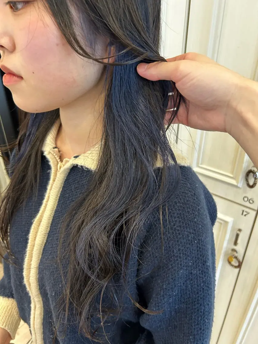 ミディアム カラー ブリーチ インナーカラー ネイビーカラー ヘアカラー 梅田/レイヤーカット /艶カラー/カズマのヘアスタイル