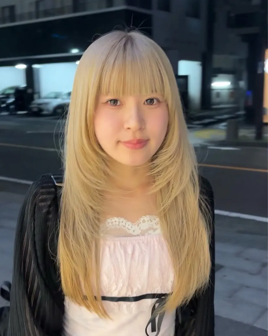 ロング カラー ブリーチ ブロンド レイヤーカット カット ヘアカラー 根本 弥英のヘアスタイル
