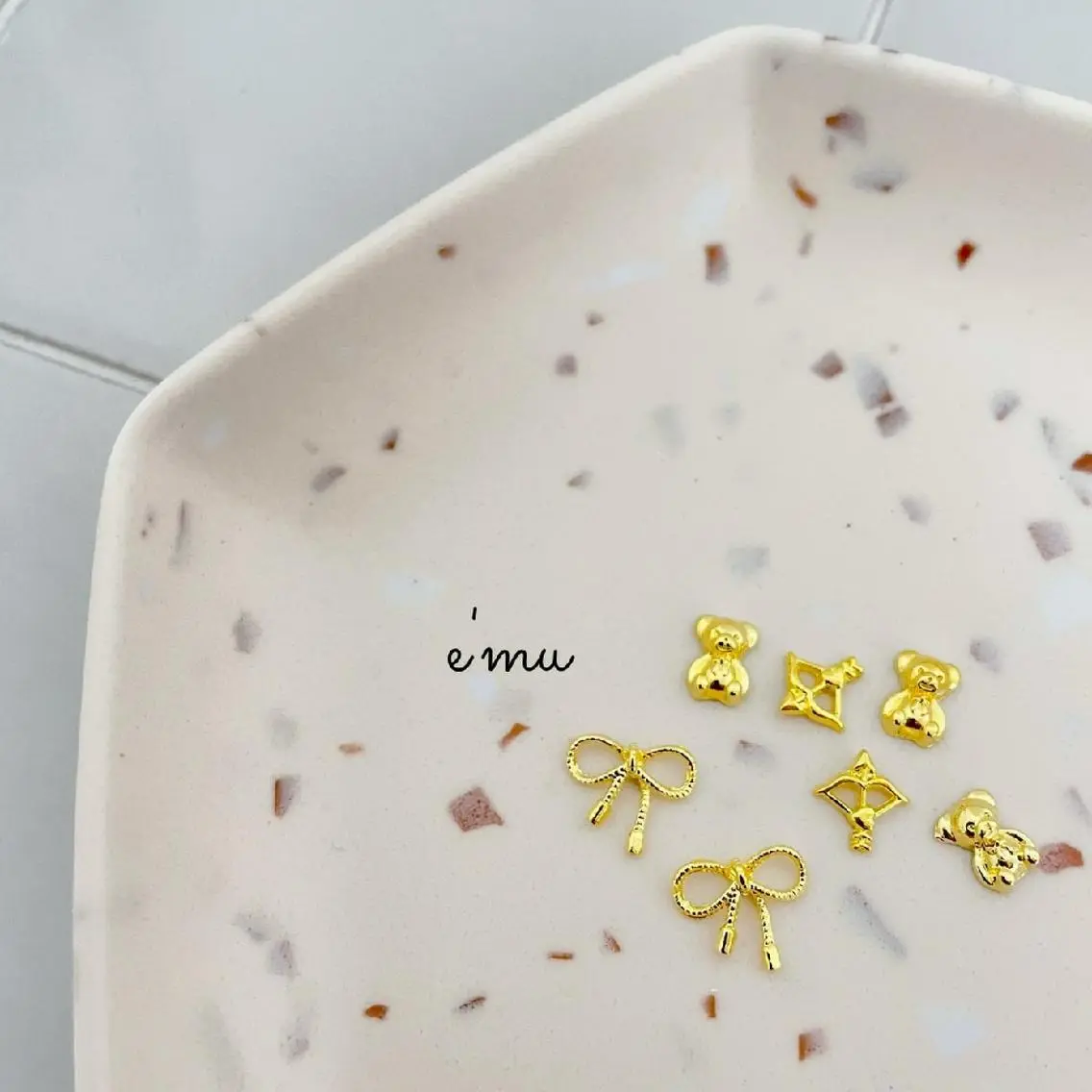 ネイル 成人式 リボン 冬ネイル nail salon e'mu💐のネイルデザイン