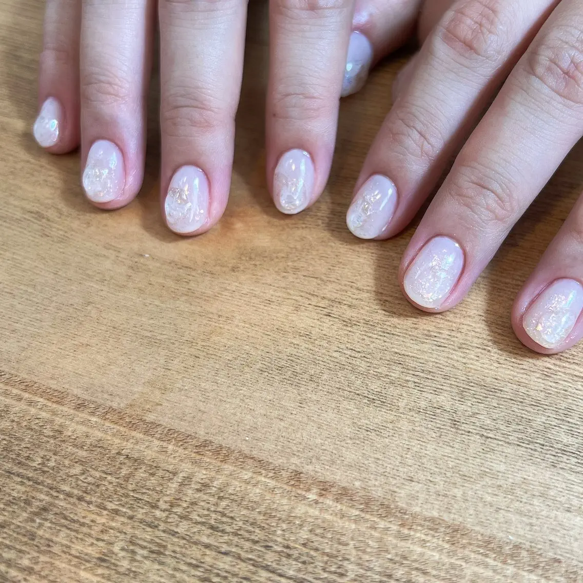 ネイル オーロラネイル ニュアンスネイル ぷっくりネイル ホワイト ハンドネイル pointillé .ayaのネイルデザイン