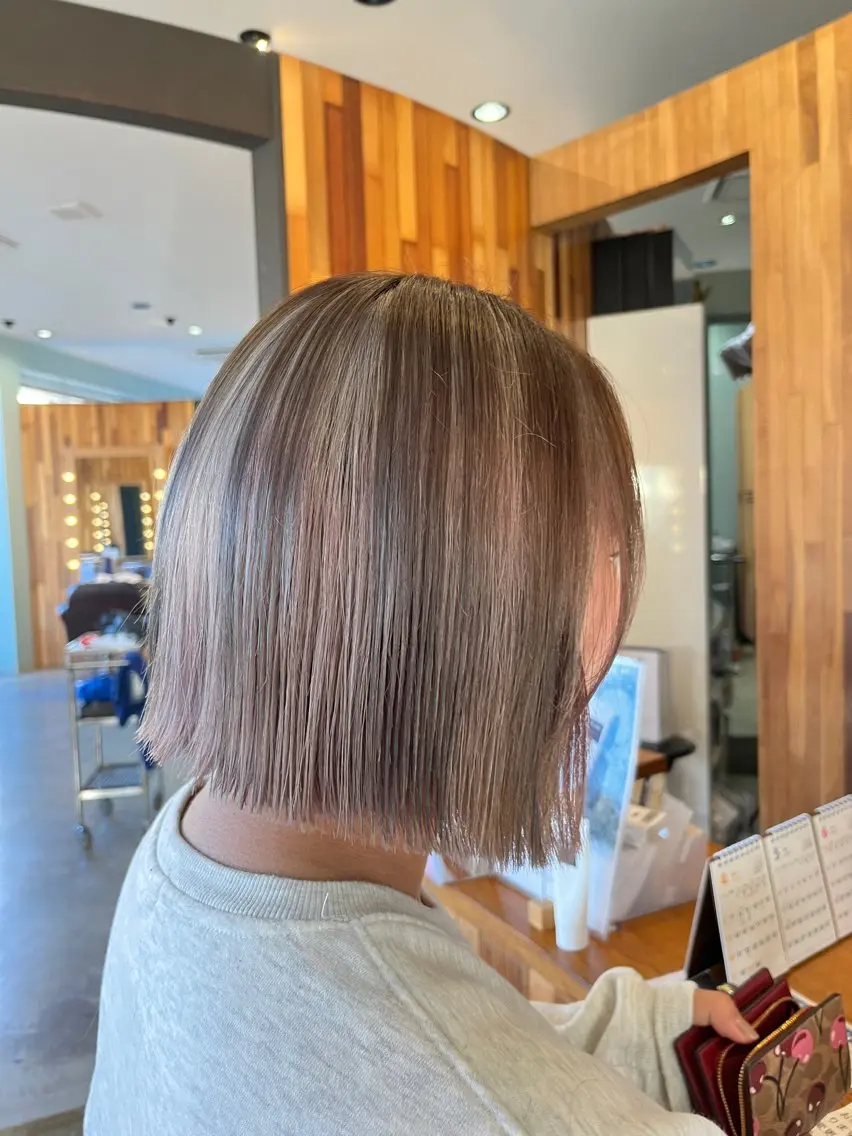 ショート カラー アッシュ シルバー ボブ カット ヘアカラー 長南 やよいのヘアスタイル