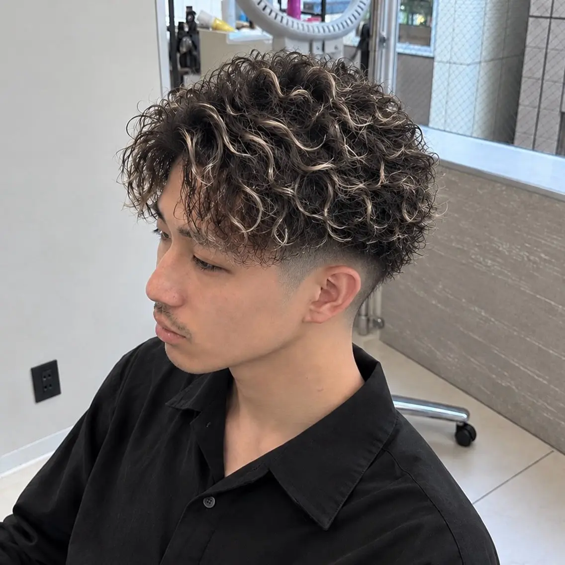 カラー パーマ メンズ フェードカット メンズハイライト メンズパーマ ハイライトカラー スパイラルパーマ カット ヘアカラー 大人っぽさ🫧 /ニュアンス/こゆきのヘアスタイル