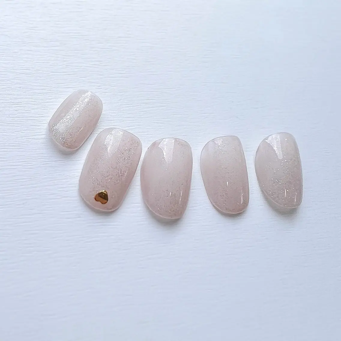 ネイル ゴールド ハート キラキラネイル シンプルネイル pointillé .ayaのネイルデザイン