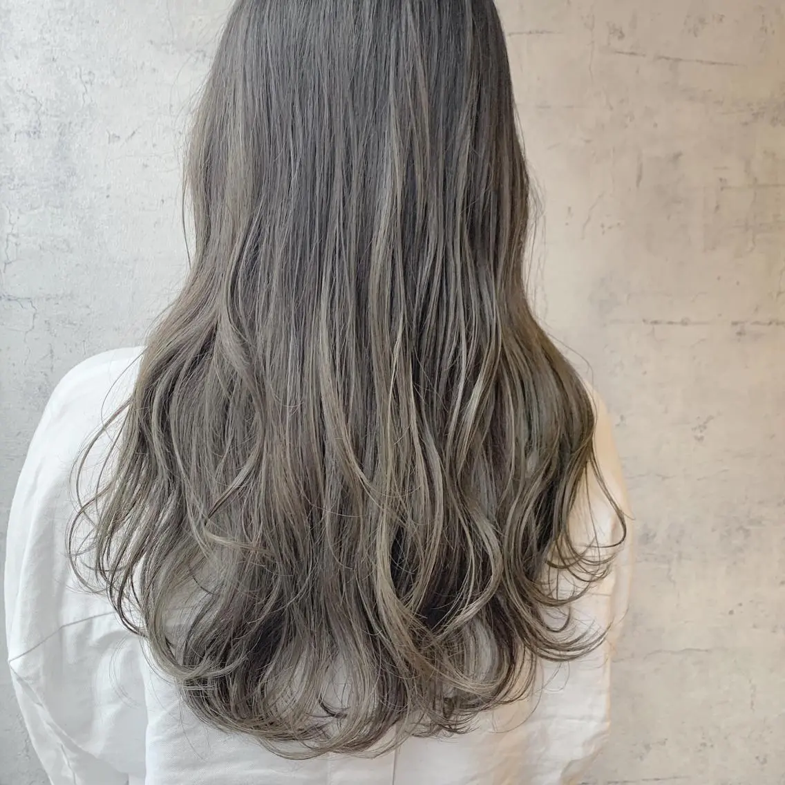 ロング カラー グレージュ 池田 真由美のヘアスタイル