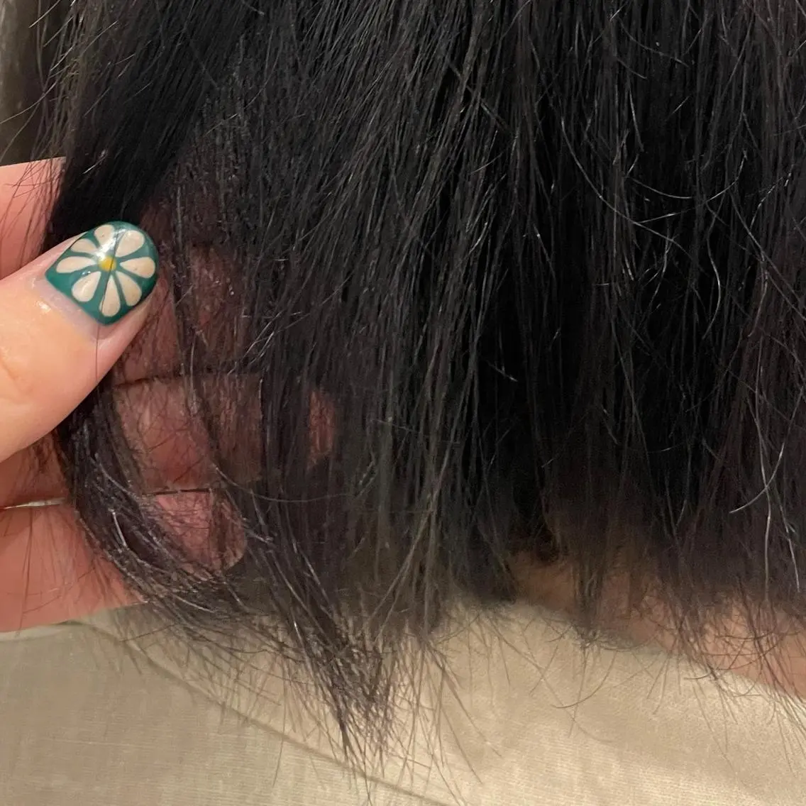 ショート カラー グレージュ 中根 麻友香のヘアスタイル