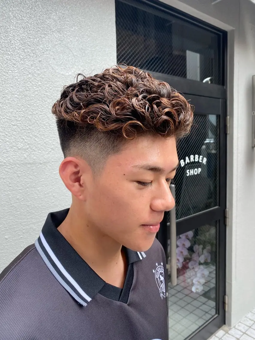 ショート パーマ メンズ フェードカット メンズパーマ 前原 凌汰のヘアスタイル