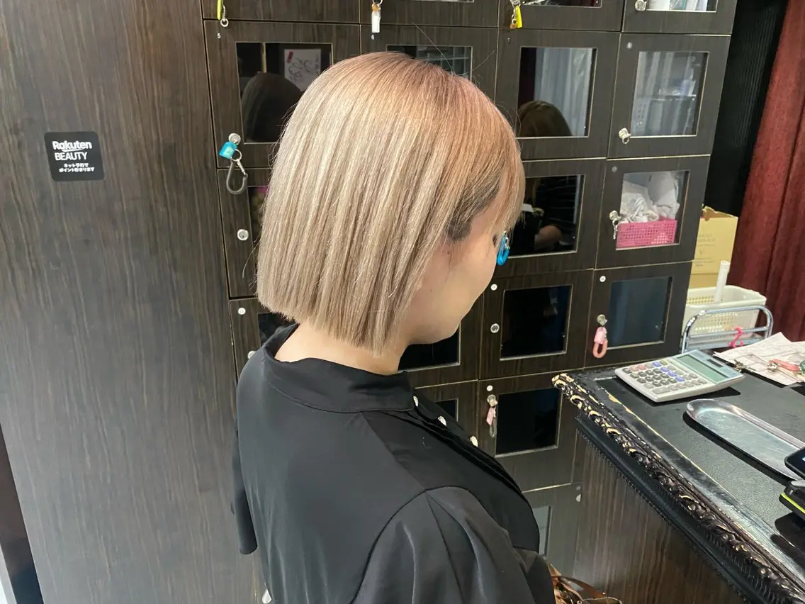 ショート カラー バレイヤージュ ベージュカラー ブリーチ ミルクティーベージュ ホワイトミルクティーベージュ ヘアカラー トリートメント グレージュ達人/赤み 消し/ブリーチ/岩崎のヘアスタイル