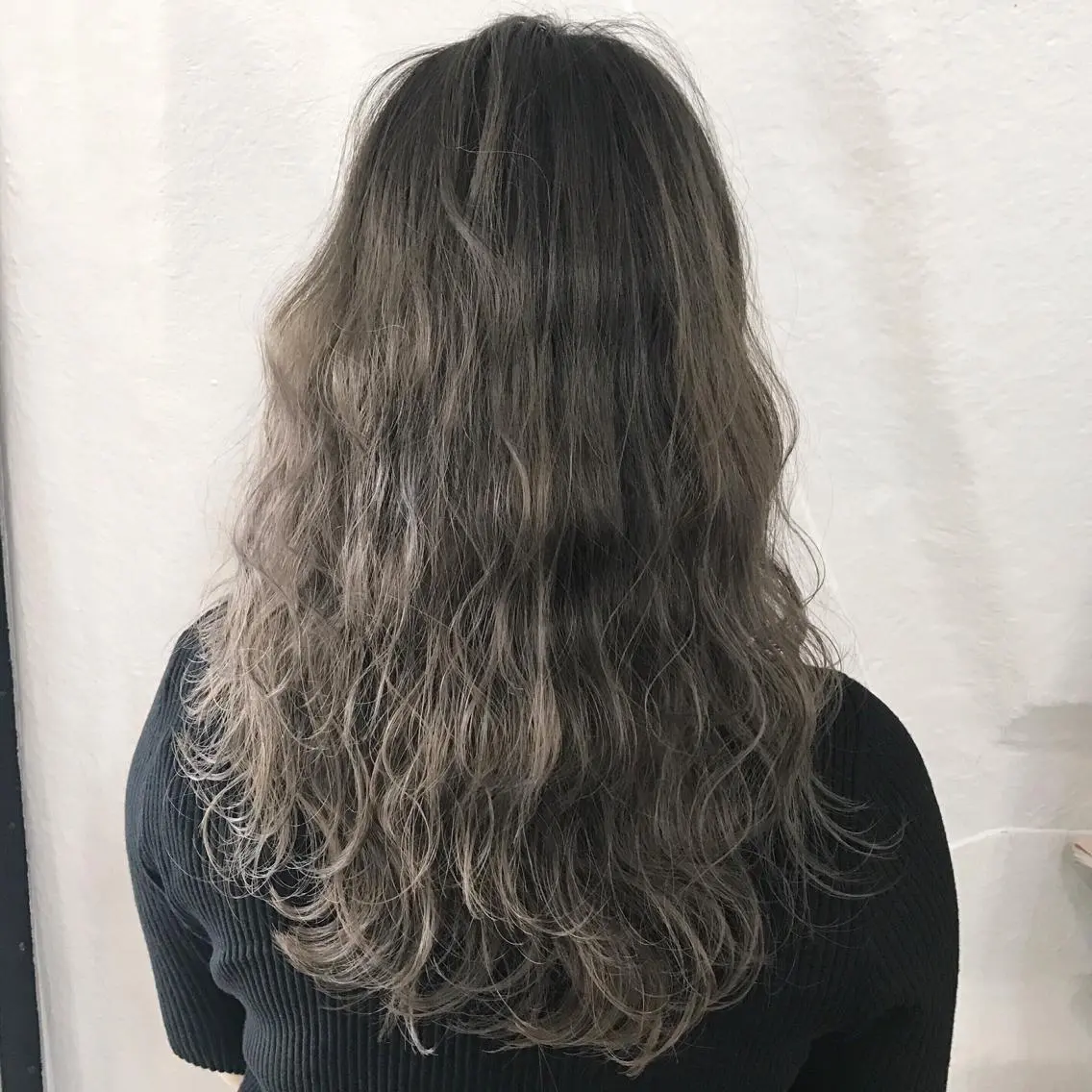 ロング カラー アッシュ ベージュカラー ブリーチ グラデーションカラー レイヤーカット K-POP好き美容師 🇰🇷Kai.Yのヘアスタイル