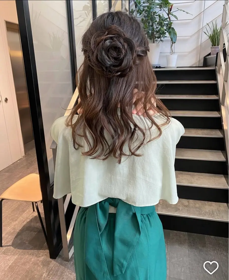 セミロング ヘアアレンジ ハーフアップ 結婚式・ブライダル mao | 柔らか艶カラー🫧のヘアスタイル