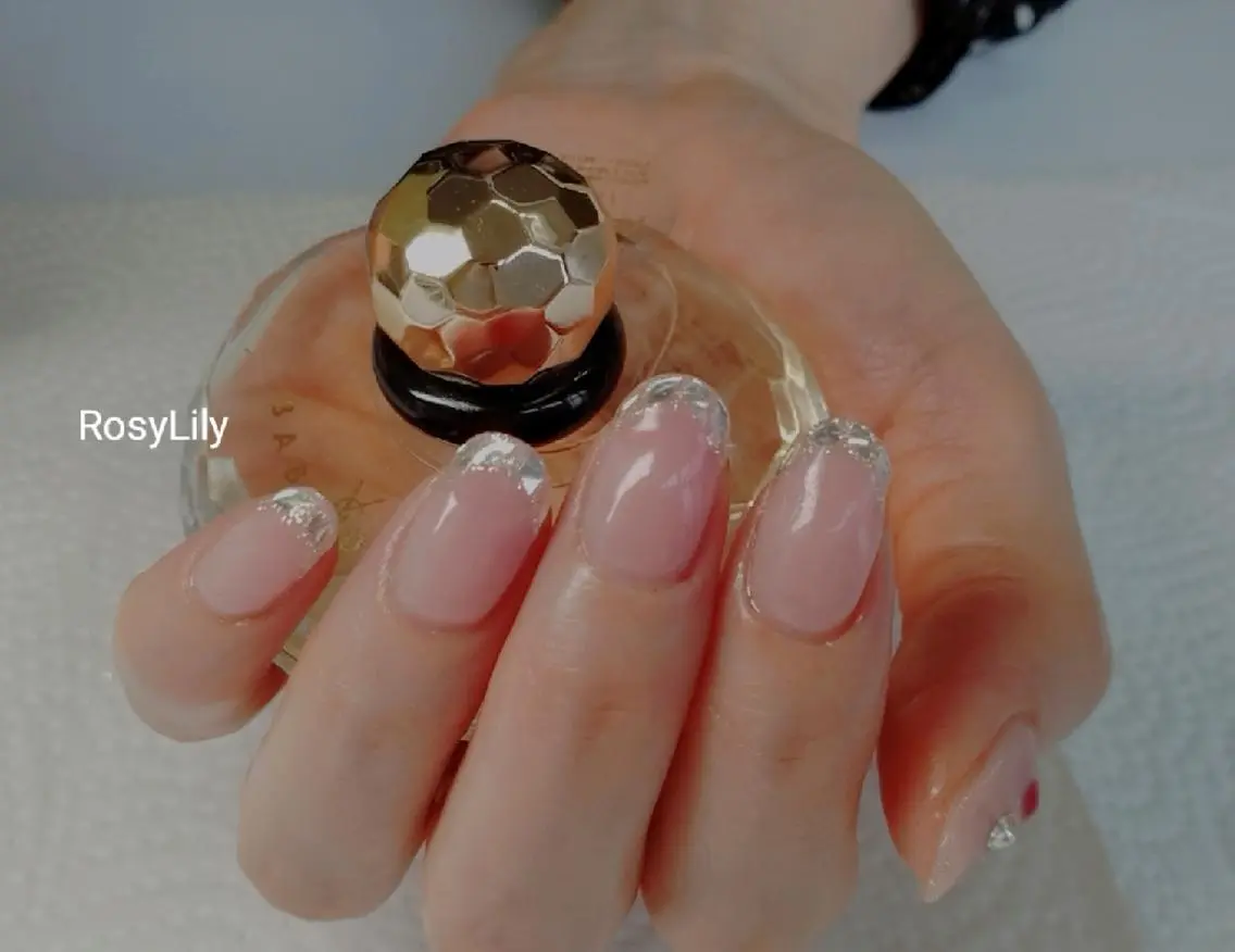 ネイル フレンチネイル ガラスフレンチ シルバー ハンドネイル ハンドケア プライベートサロン Rosy Lilyのネイルデザイン