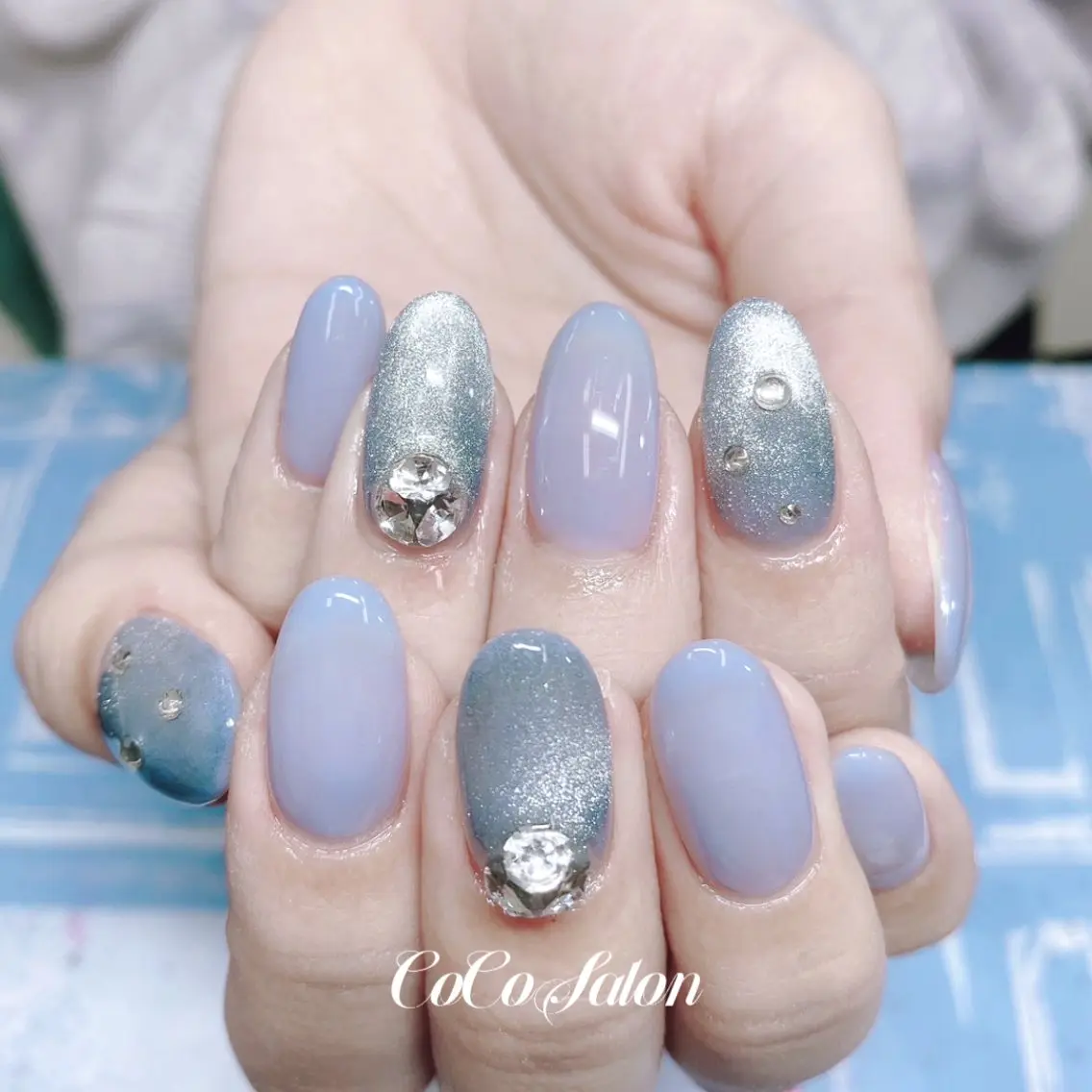 ネイル 長さ出し ジェルネイル キラキラネイル 水色 マグネットネイル ハンドネイル CoCoSalon ネイル/まつ毛予約のネイルデザイン