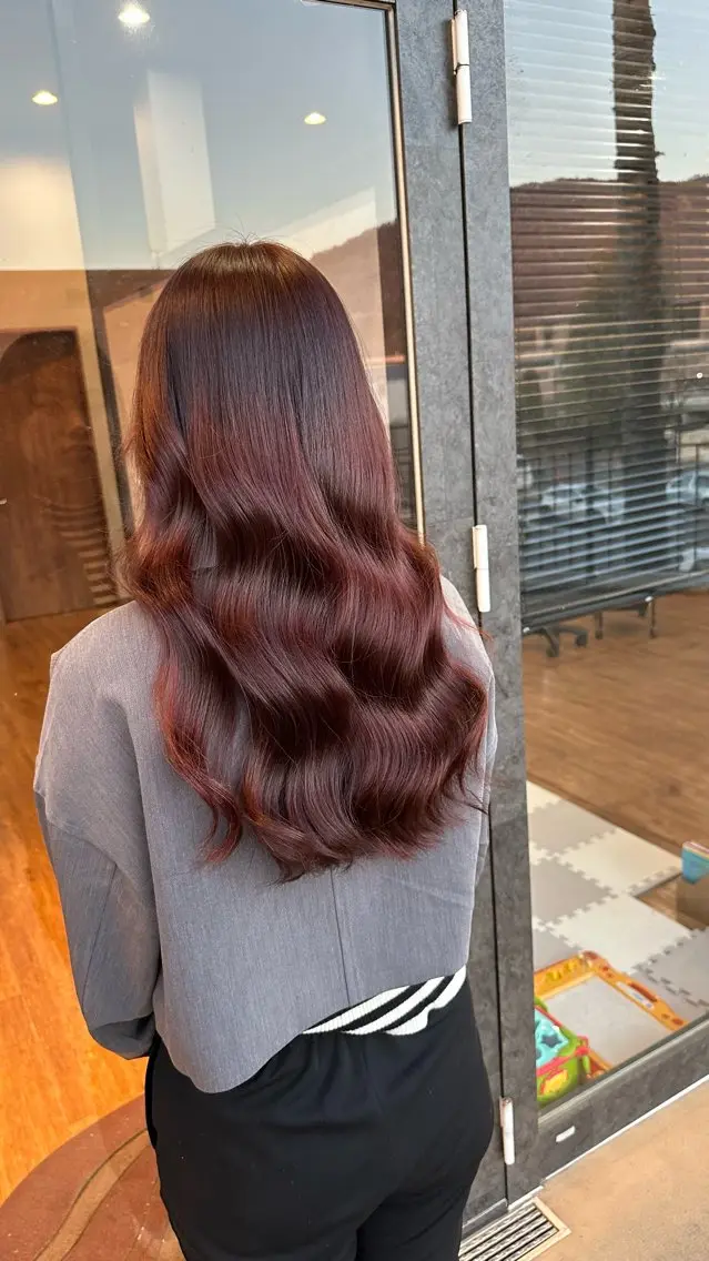 ロング カラー レッドカラー ヘアカラー トリートメント 鵜飼 真伍のヘアスタイル