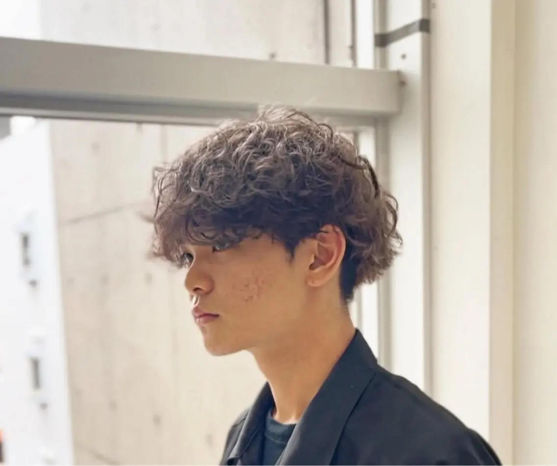 カラー ブリーチ ラベンダーカラー シルバー 青木 明日翔のヘアスタイル