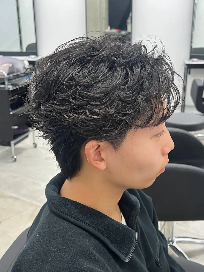 ショート パーマ メンズ フェザーパーマ メンズパーマ 湖城 恵吾のヘアスタイル