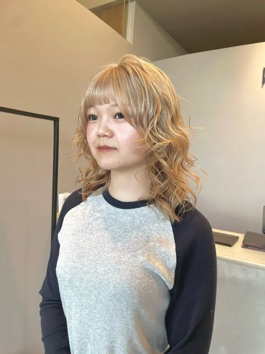 セミロング カラー ブロンド REINA /nёn/女性限定のヘアスタイル