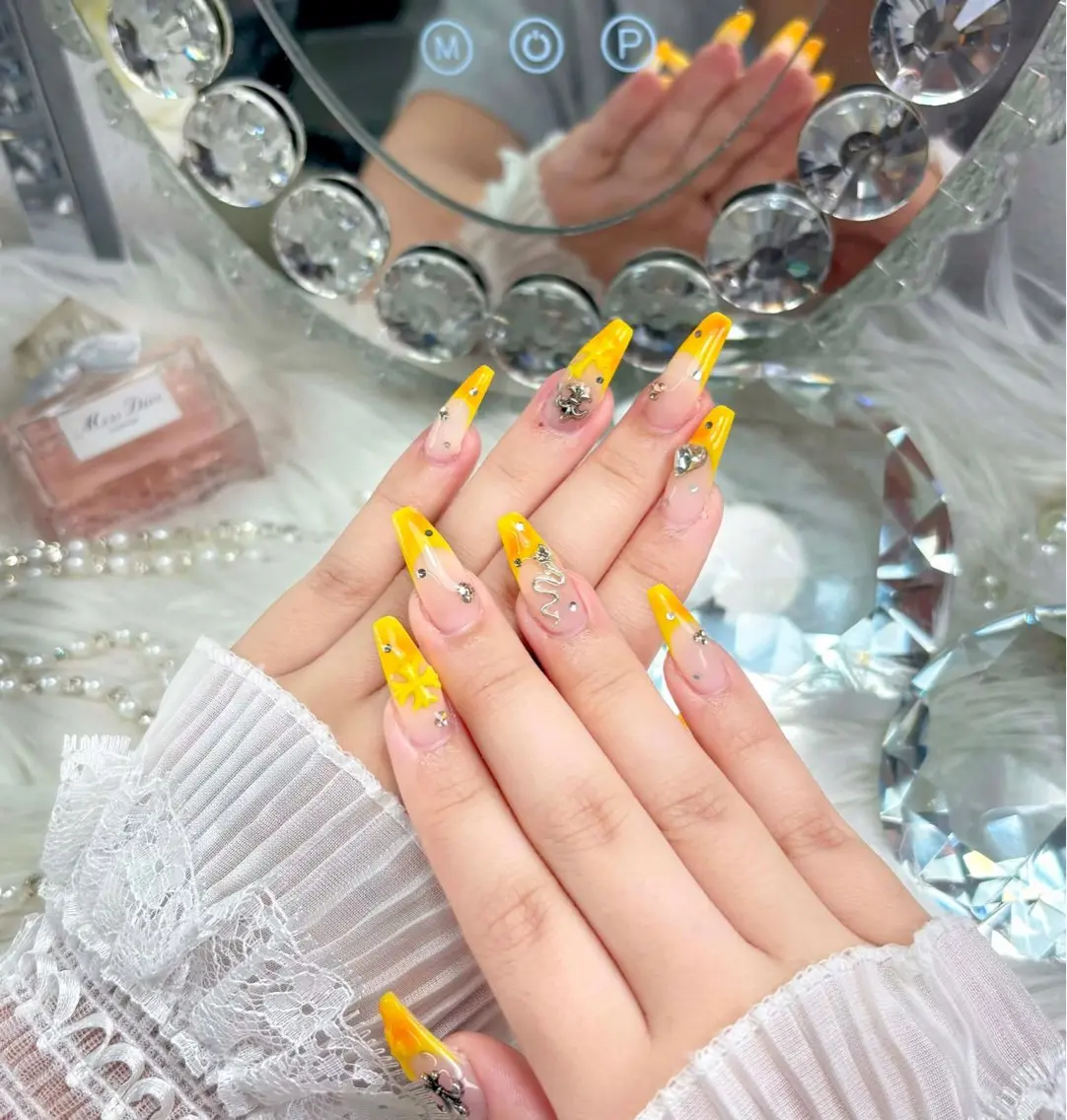 ネイル オーロラネイル チークネイル フラッシュネイル フレンチネイル ジェルネイル ハンドネイル ハンドケア Miyu Nailのネイルデザイン