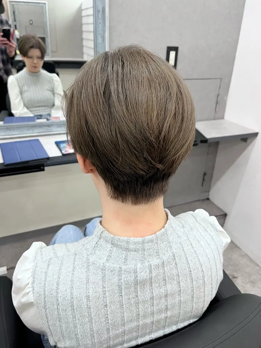ショート カラー ブリーチ グレージュ ヘアカラー トリートメント ブリーチ有無Wカラー メンズパーマ大成のヘアスタイル