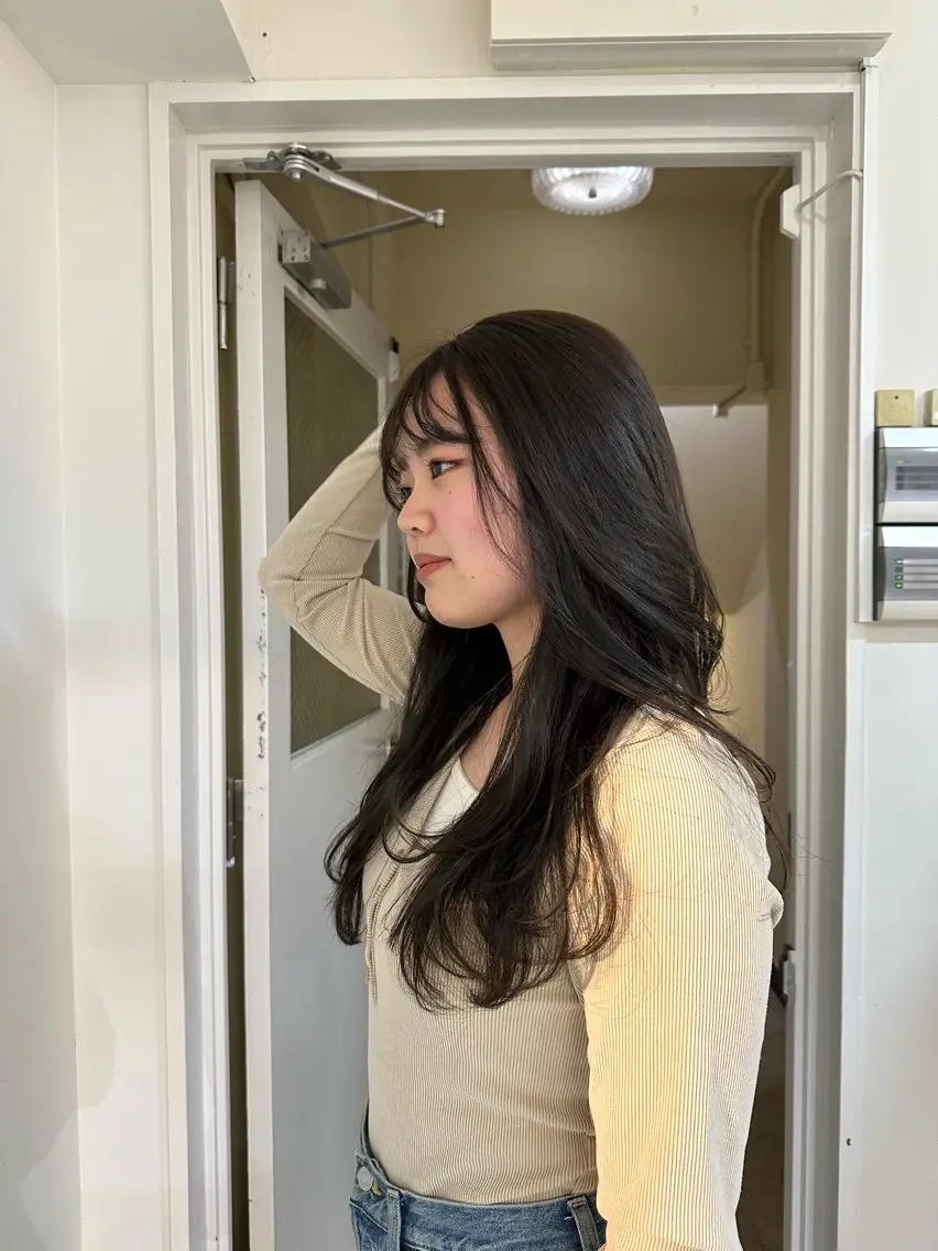 セミロング カラー オリーブカラー 竹中 彩音のヘアスタイル