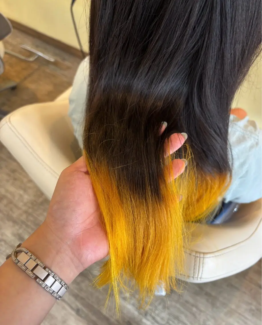 カラー ロング イエローカラー 鶴島 凜のヘアスタイル