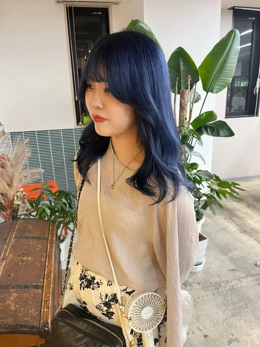 ミディアム カラー ブリーチ ブルーカラー ネイビーカラー カット ヘアカラー トリートメント 🩷ハイトーン透明感 レイヤー🩷ユリカのヘアスタイル