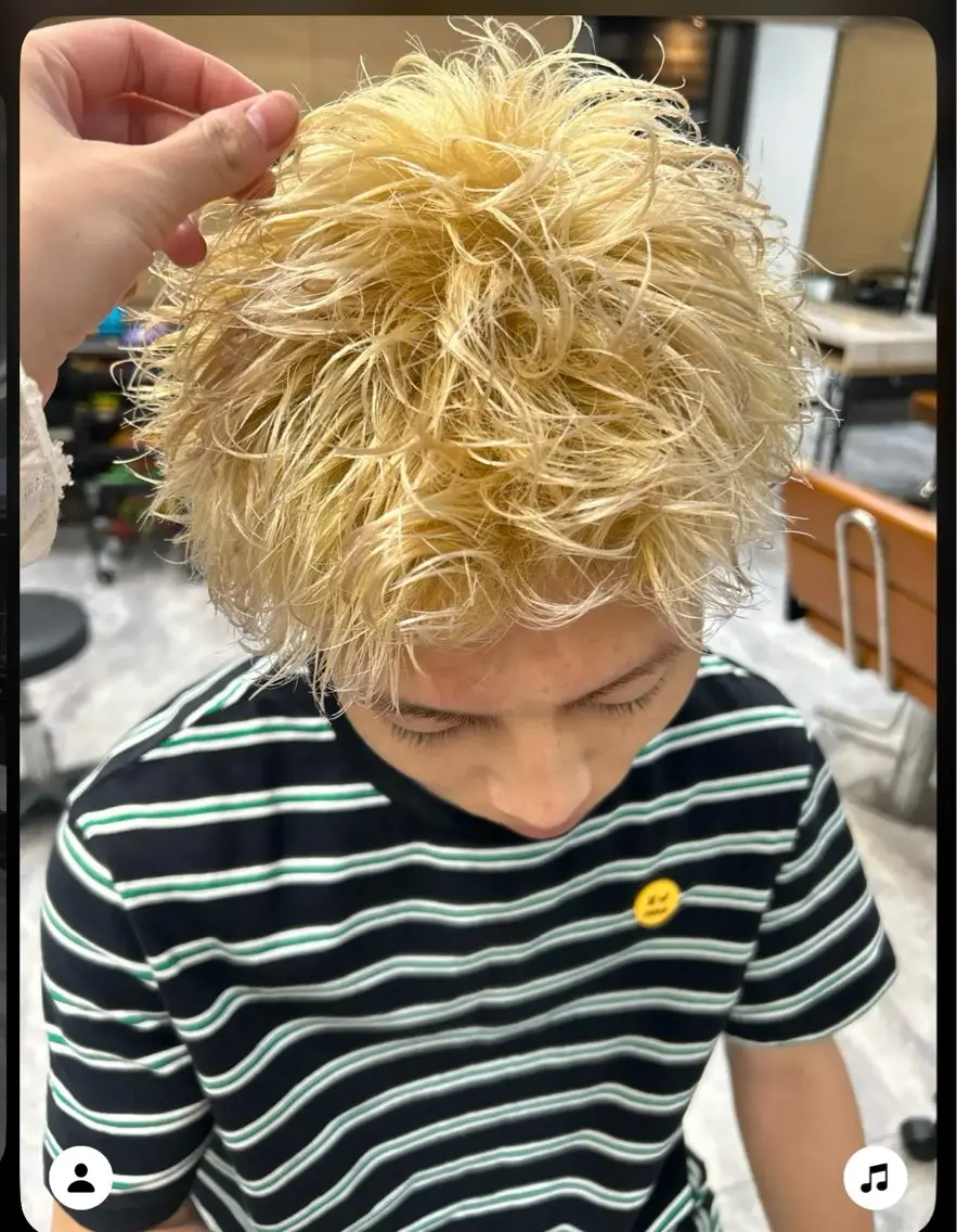 ショート カラー メンズ メンズブリーチ メンズハイトーン スパイキーショート ブリーチ 抜きっぱなしブロンド ヘアカラー トリートメント ひかり HAZELのヘアスタイル