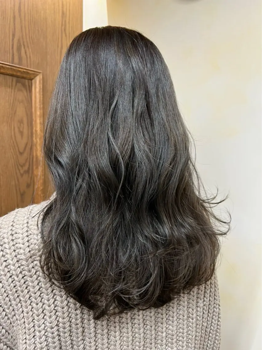 セミロング 河上 麻衣/白髪ぼかしのヘアスタイル