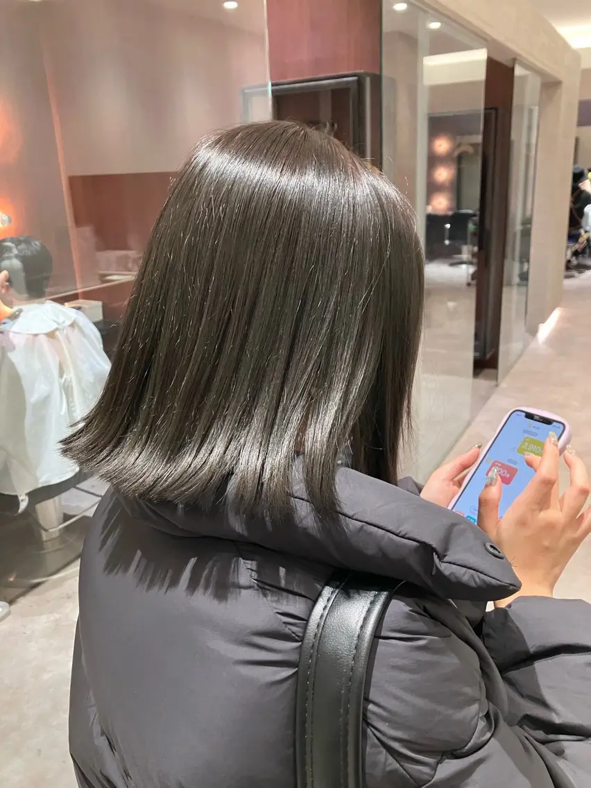 ショート カラー グレージュ オリーブグレージュ オリーブグレー ボブ 外ハネヘア サキ🤍ハイトーン 🪩レイヤーカットのヘアスタイル