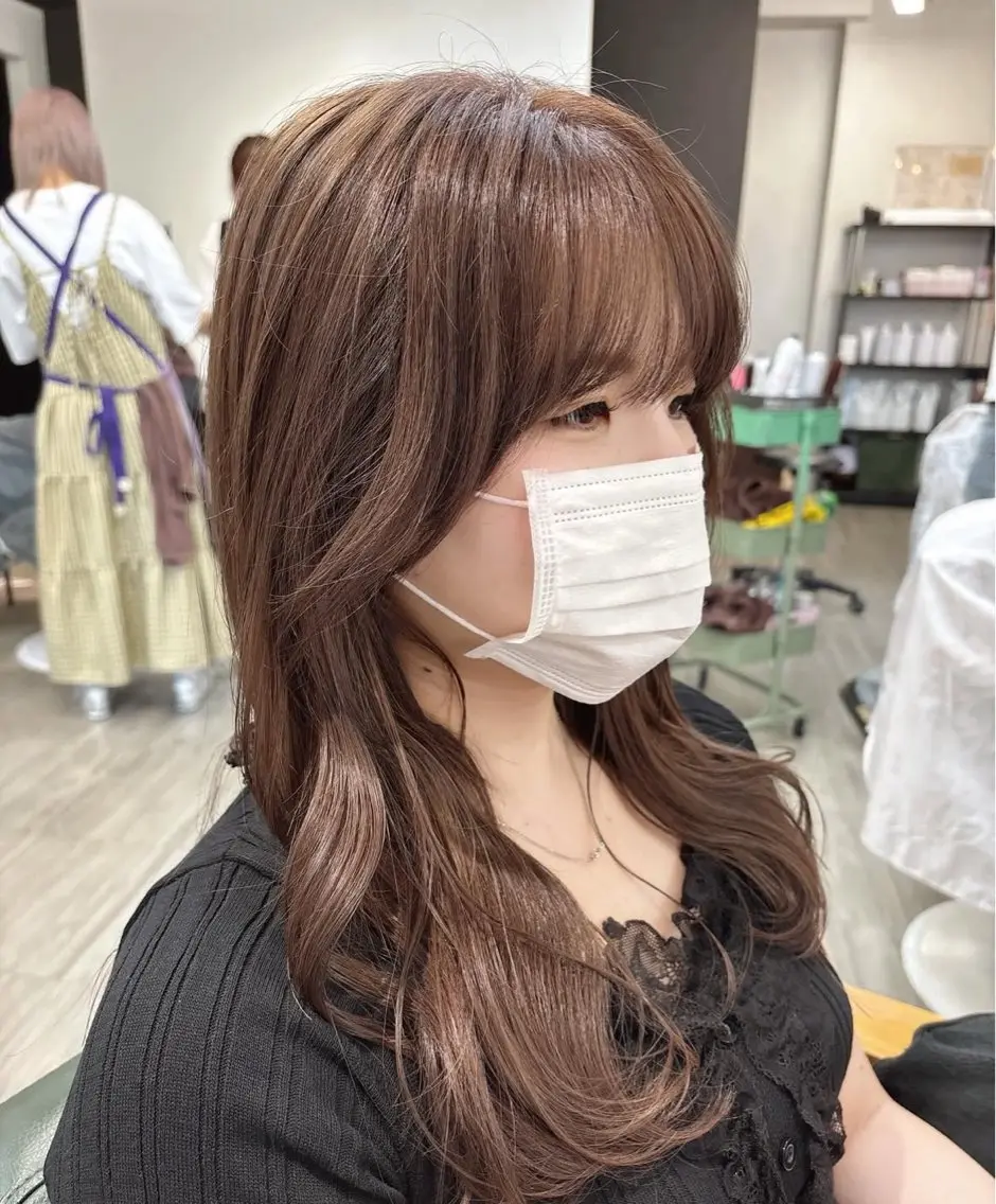 セミロング カラー 透明感ブラウン｜ レイヤー｜小寺 葵のヘアスタイル