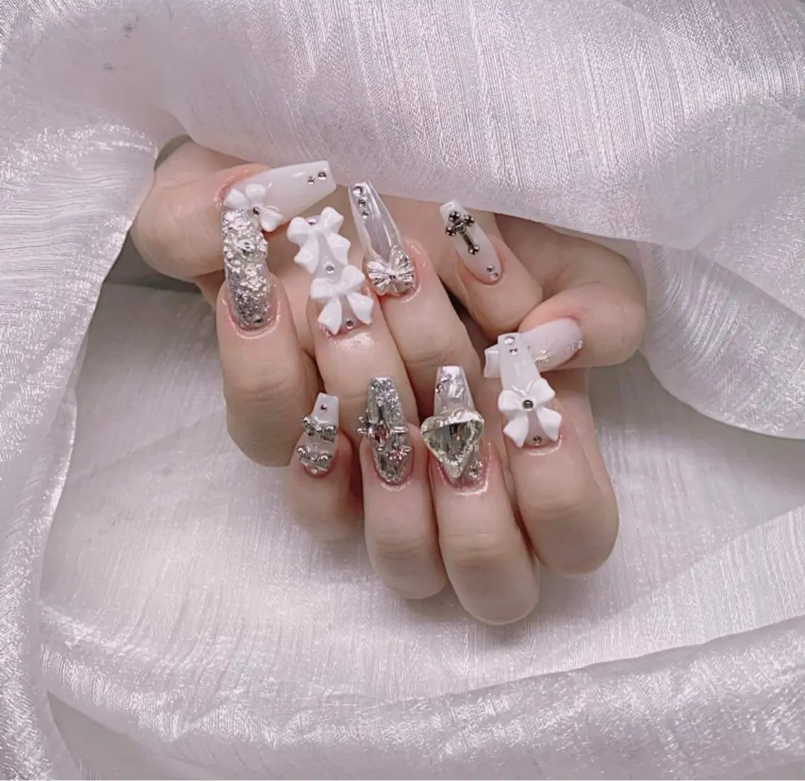ネイル フレンチネイル ジェルネイル ガラスフレンチ ハロウィン ハート H.baby Nail Salonのネイルデザイン