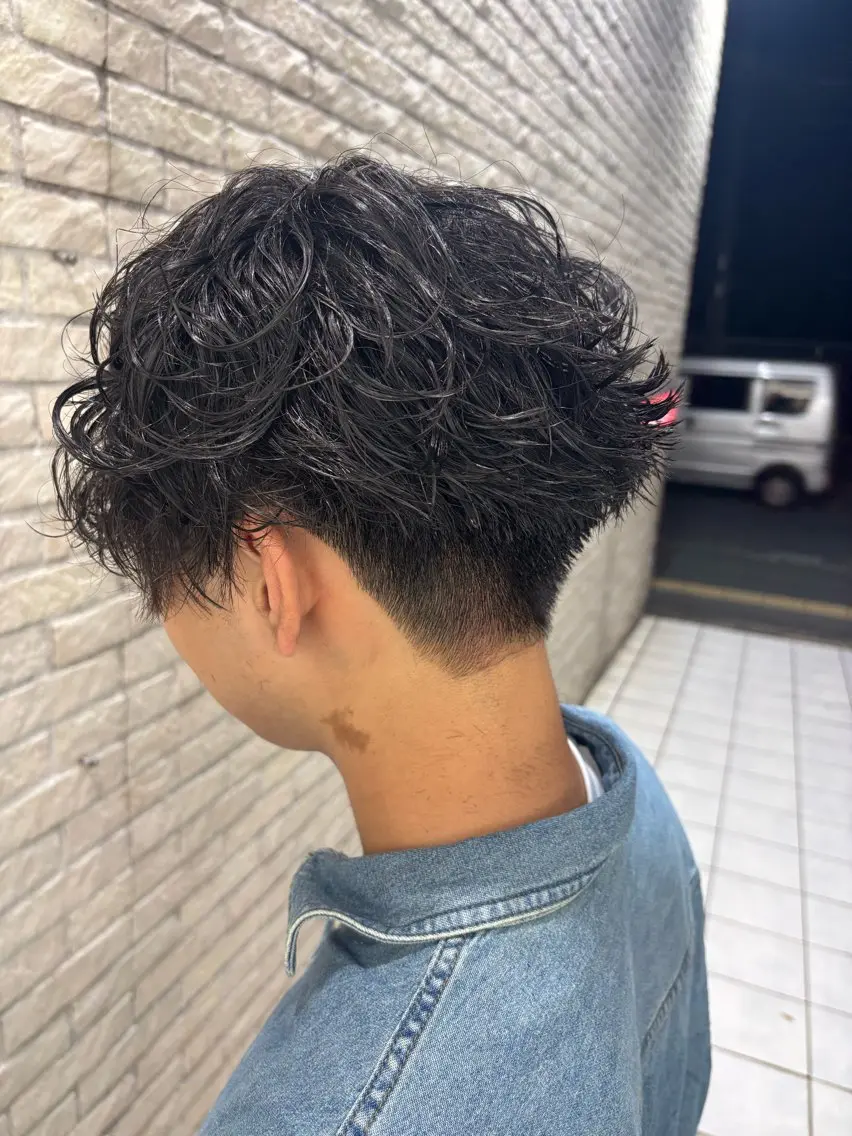 ミディアム パーマ メンズ 【メンズ特化】セン ターパート/保坂太一のヘアスタイル